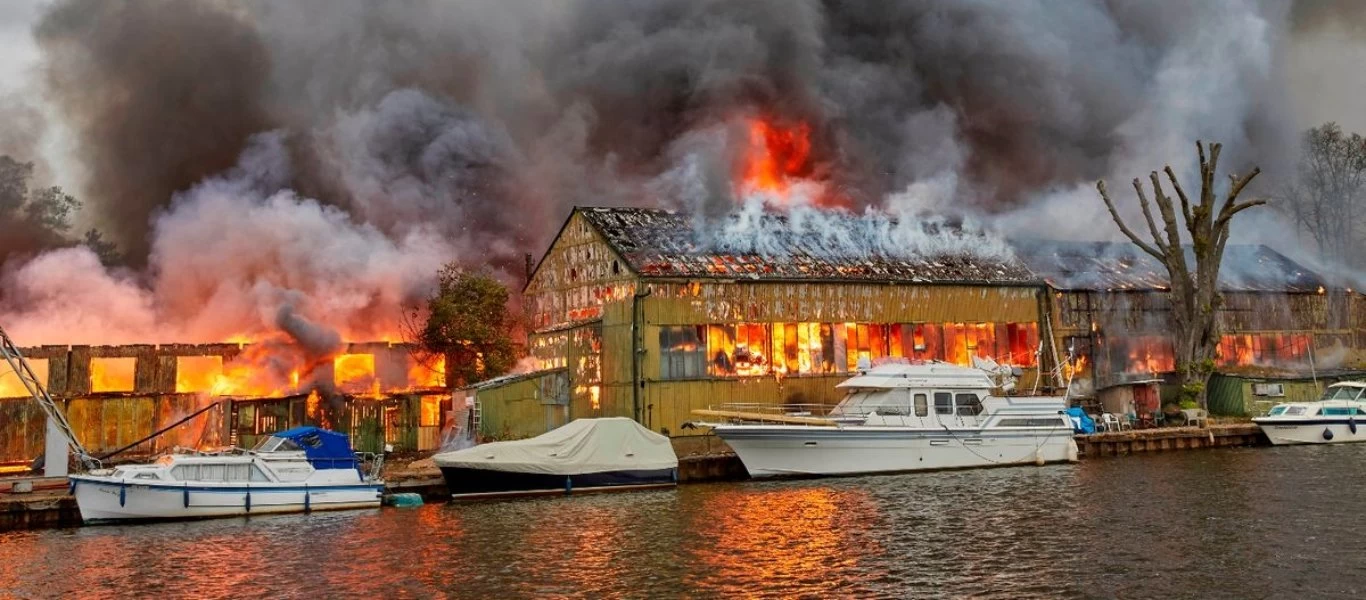 Τεράστιο σύννεφο καπνού σκέπασε το Λονδίνο - Μεγάλη φωτιά στον Τάμεση (φώτο)